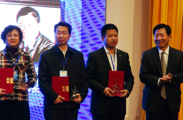 安邦集团董事长李贻连当选“2013中国企业自主创新十大人物”(图4) 安邦集团董事长李贻连当选“2013中国企业自主创新十大人物”(图4)