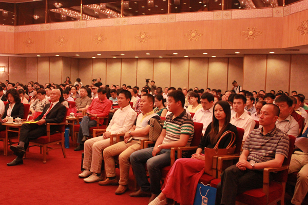 安邦集团董事长李贻连应邀出席电供暖专业委员会成立大会(图2) 安邦集团董事长李贻连应邀出席电供暖专业委员会成立大会(图2)