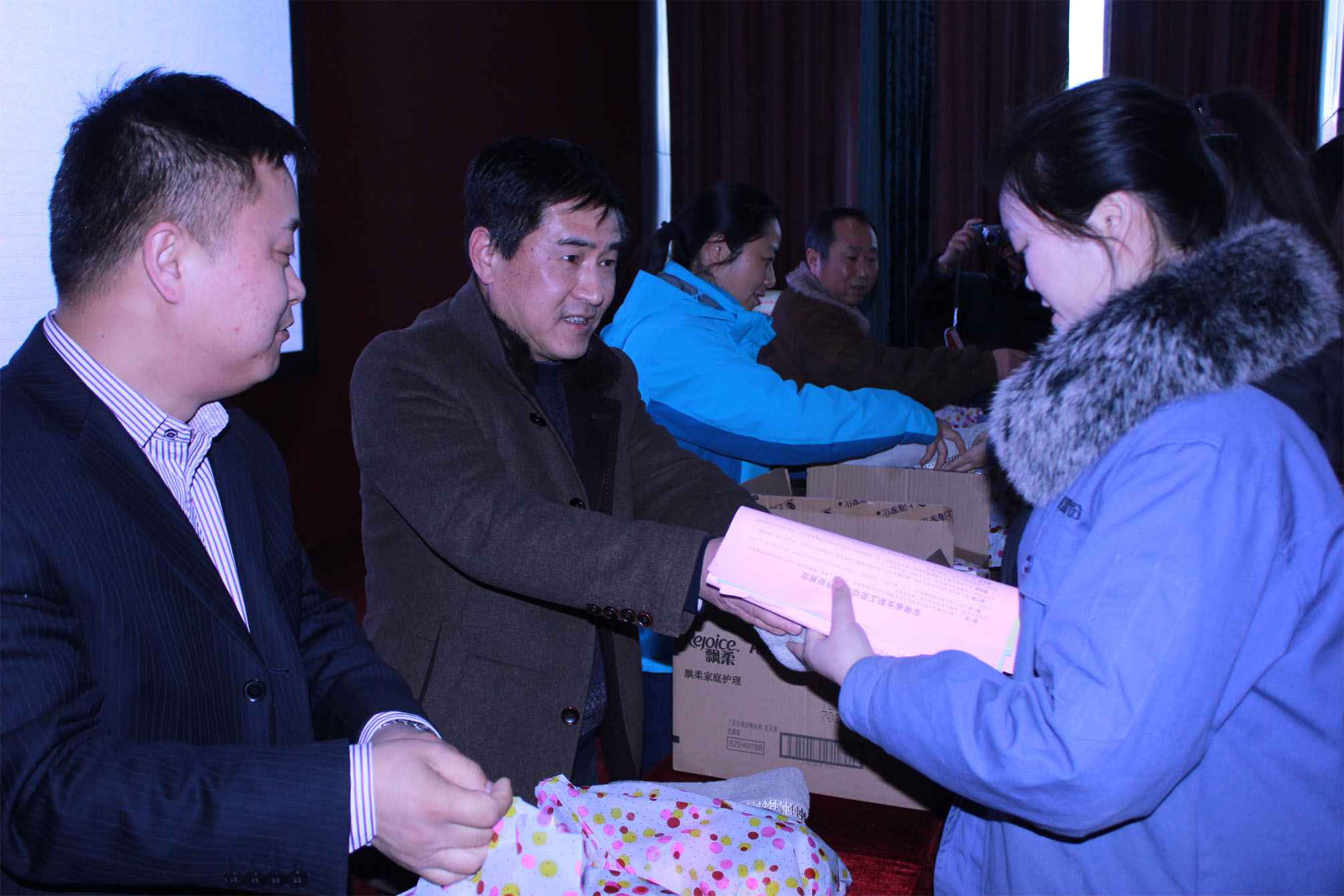 市总工会一行走访慰问我公司女职工(图1) 工会主席发放慰问品